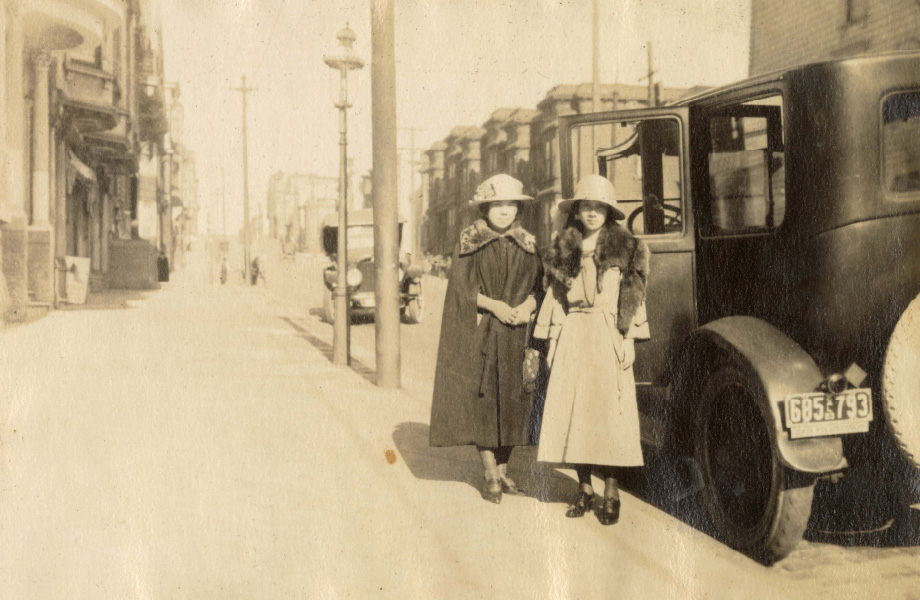 アメリカ到着間もない頃の信子　船上で知り合った婦人と（1923年）